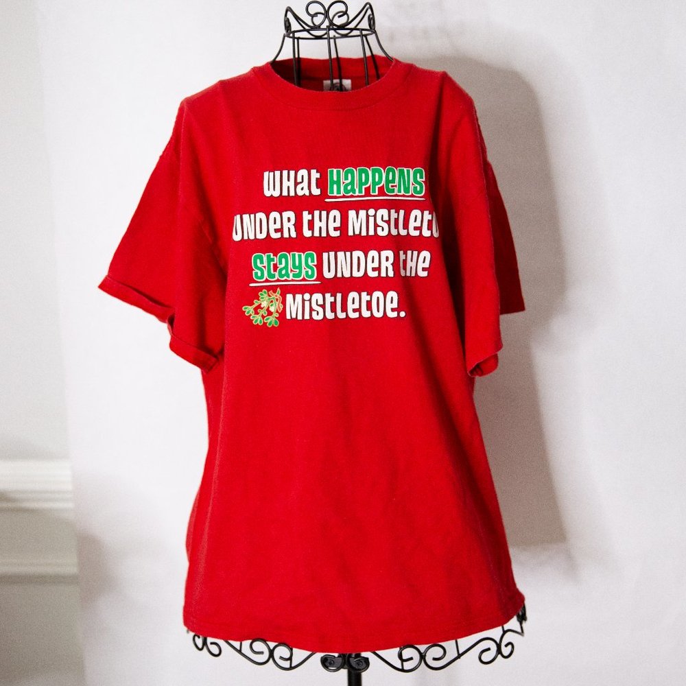 Christmas Holiday Mistletoe Graphic Tee, Sz L, Excellent Condition